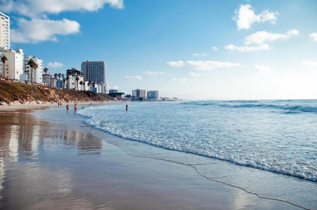 Amazing Suite On The Sea-סוויטה מדהימה על הים Bat Yam Exterior foto